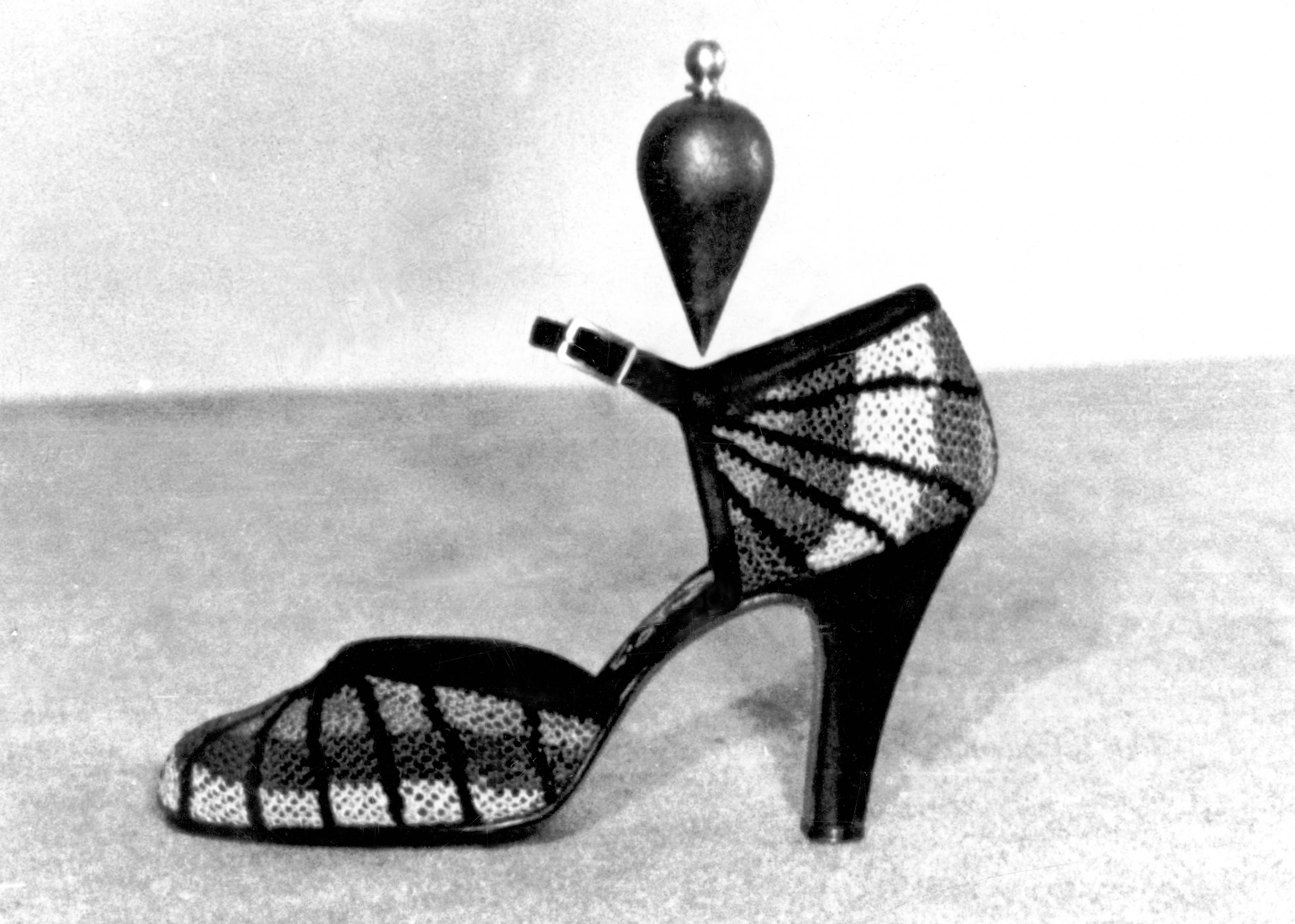 Salvatore Ferragamo 發現當人體呈站立姿時，體重會垂直壓在兩腳腳弓上，如圖中的鉛錘所示，此一發現改善了高跟鞋穿起來美麗卻不舒適的矛盾。