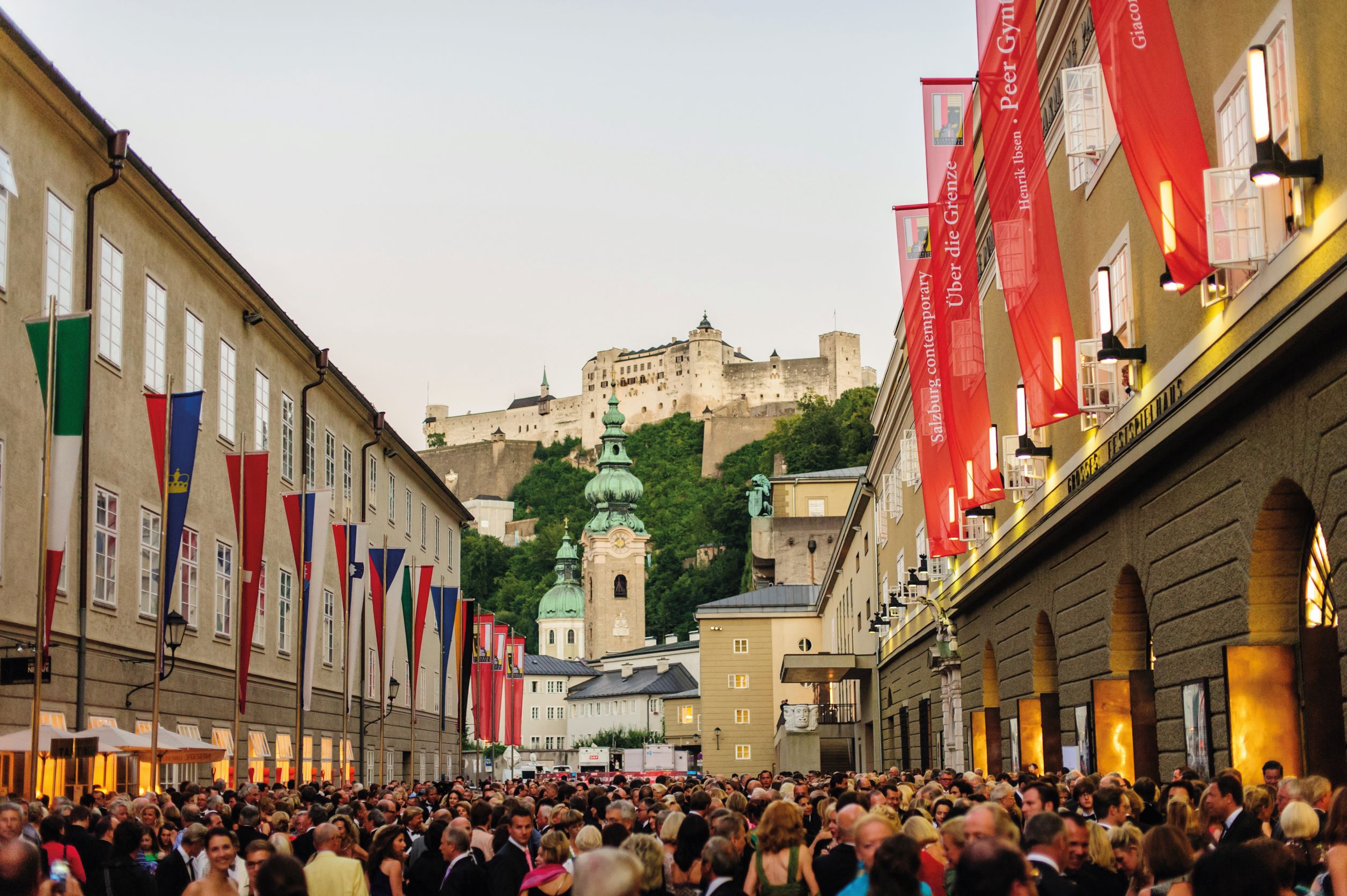 每年音乐节期间，萨尔兹堡古城区都会挤满来自世界各地的游客。 （© Tourismus Salzburg）