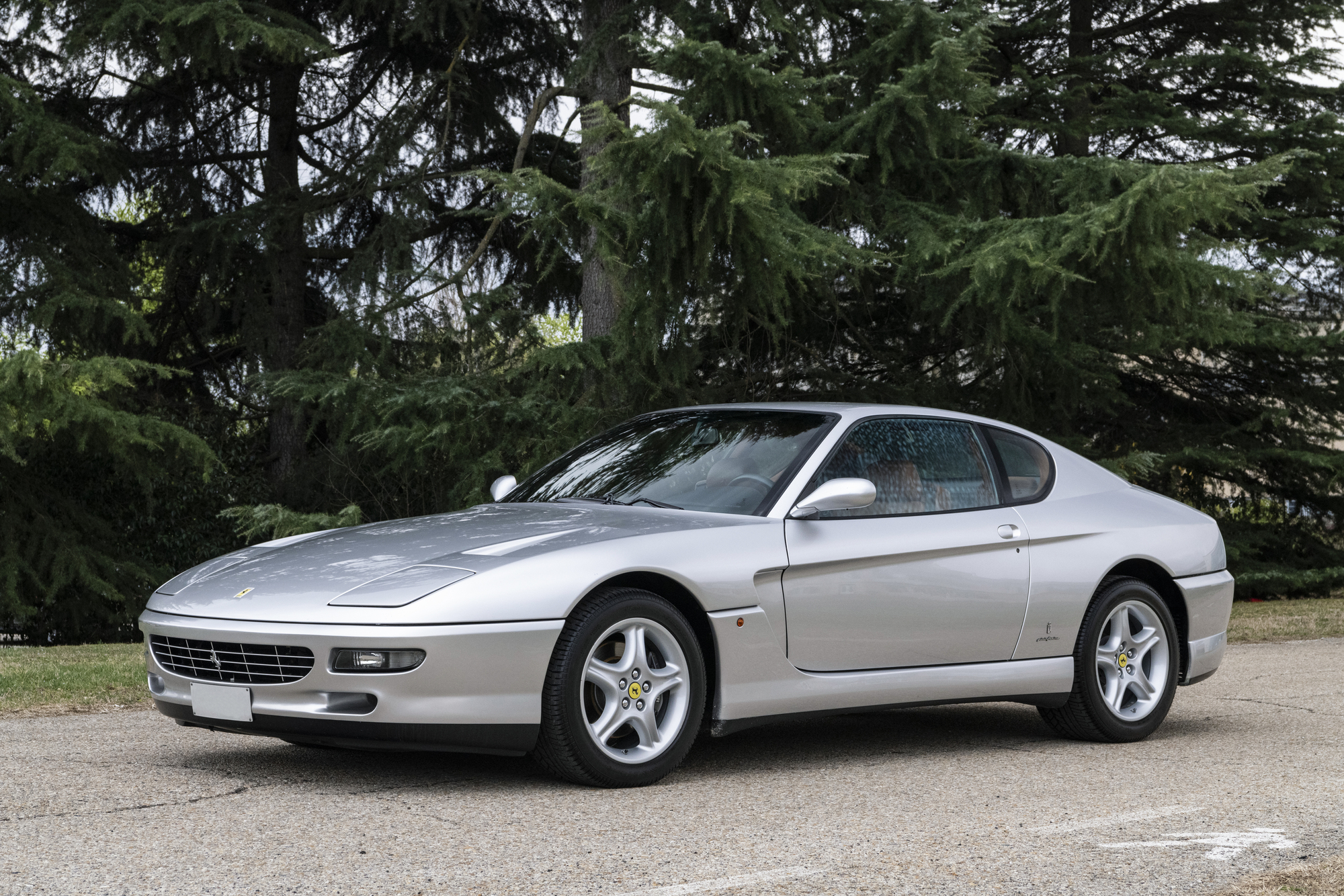Ferrari 456 GT 采用双门车身，搭配大尺码引擎、 高容量油箱，是标准的顶级 GT 跑车。