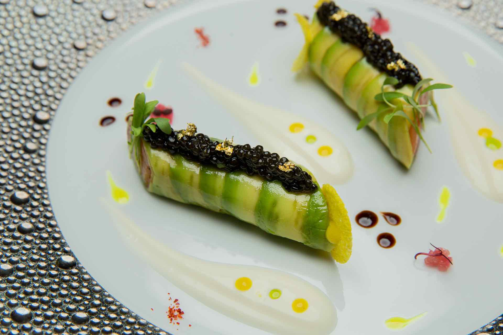 “苏格兰三文鱼牛油果卷伴鱼子酱”鲑鱼、酪梨的软嫩口感入口即化，鱼子酱的咸香让整体味道更加鲜美。