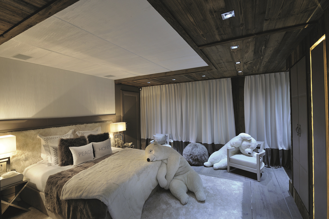 Chalet Ecrin Blanc 清新自然的臥室設計十分簡約，可愛又能符合寒冷氣候的氛圍。