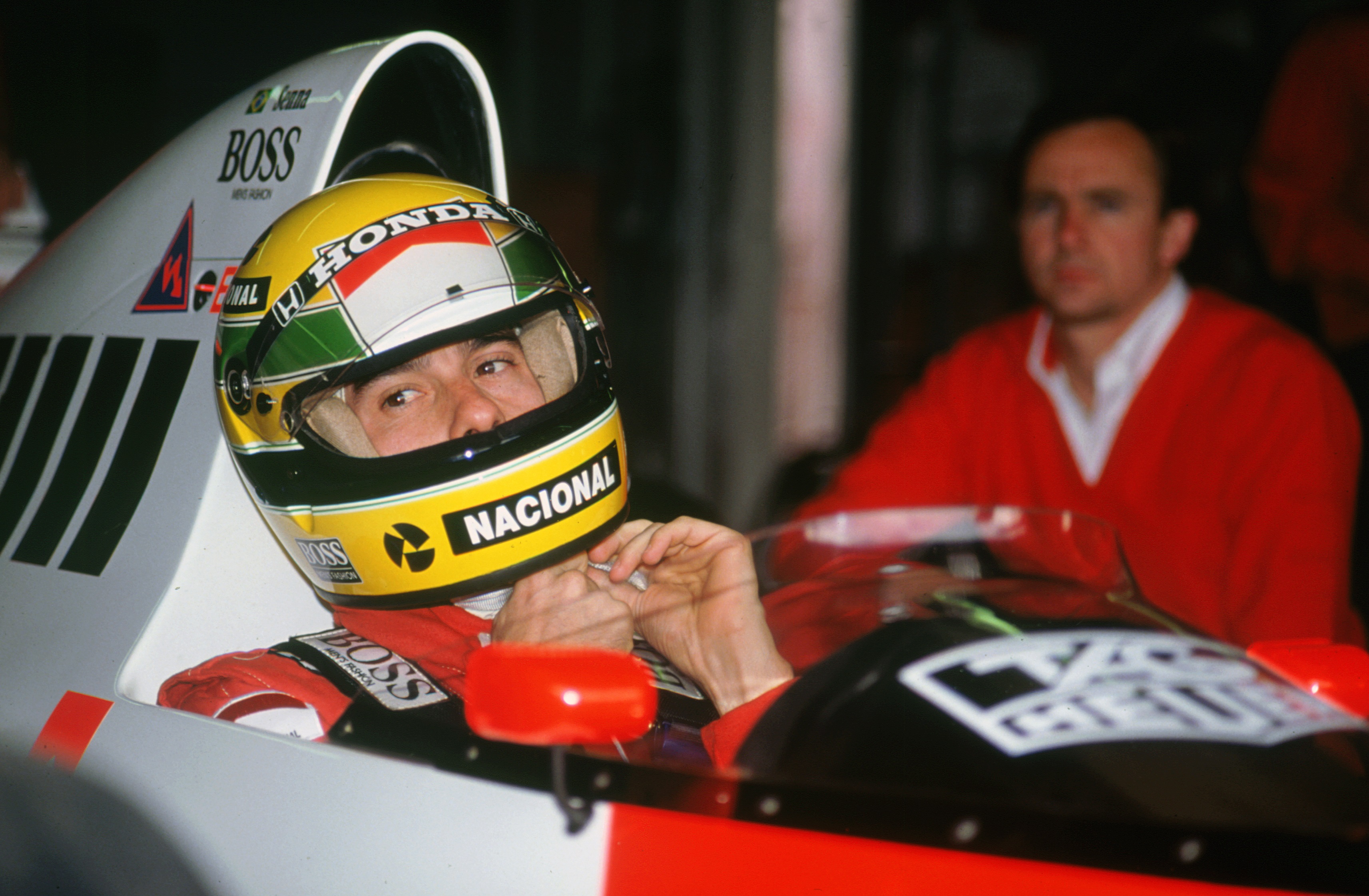 Ayrton Senna 的駕駛風格剽悍，在賽道上的氣場極為強勢。