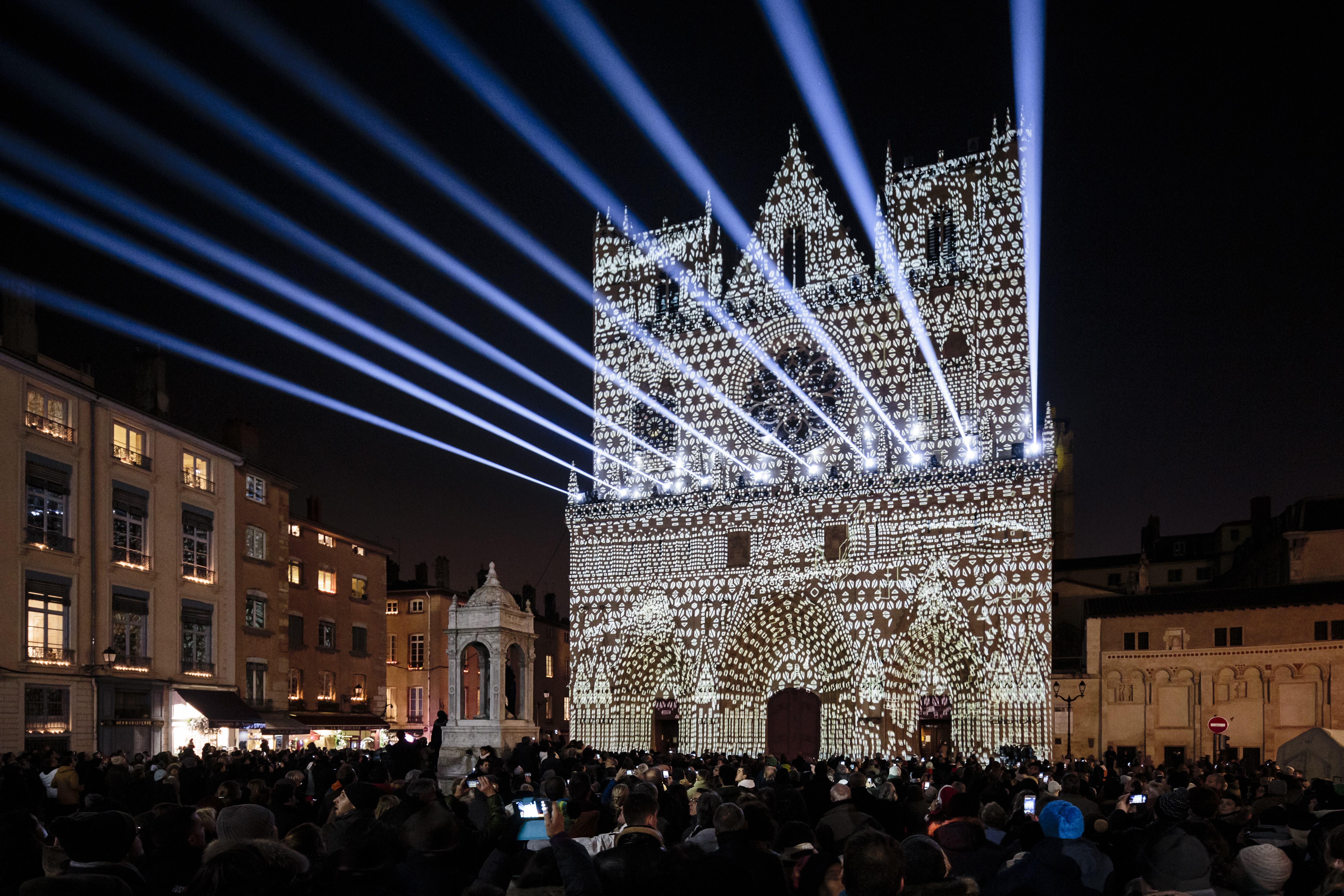 每年 12 月的里昂灯光节是世界上规模最盛大的光影艺术节庆。