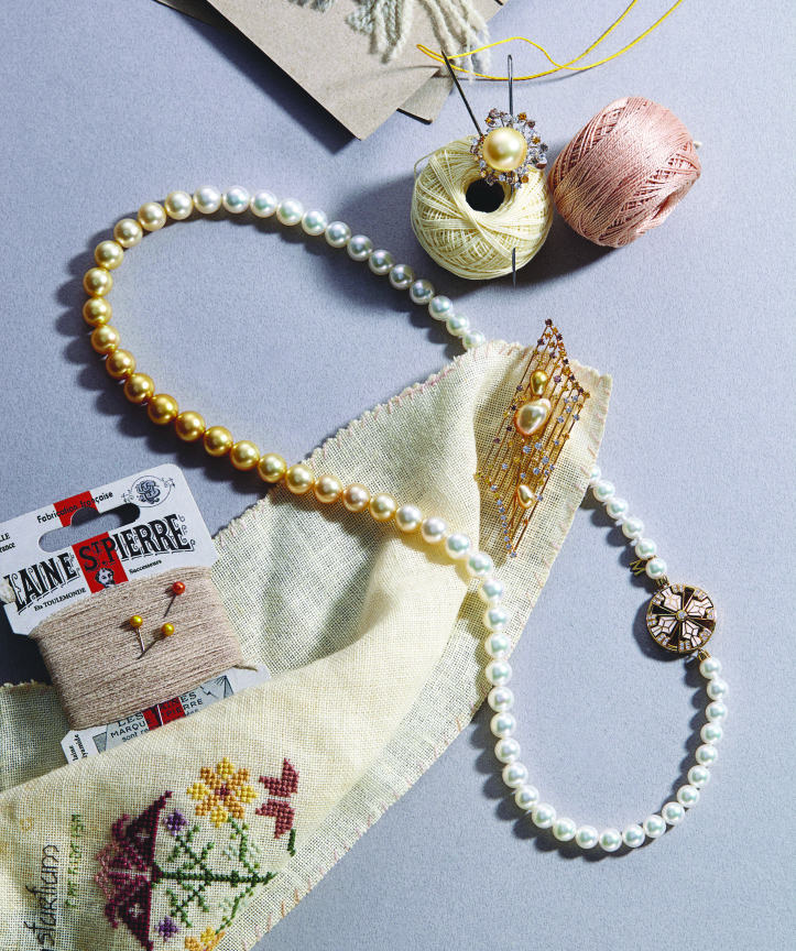 温润的色泽与天然宝石相映衬，犹如一首迷人的圆舞曲。 Mikimoto Yaguruma 系列渐层珍珠长项链，18K 黄金扣头镶嵌钻石饰以七宝烧、日本 Akoya 珍珠及南洋黄金珍珠。 Mikimoto 顶级珠宝系列铂金镶嵌白钻、黄钻与棕色钻石及淡金色南洋珍珠钻戒。 Mikimoto 顶级珠宝系列 18K 黄金镶嵌白钻、黄钻、棕色钻石及金色南洋巴洛克珍珠胸针。