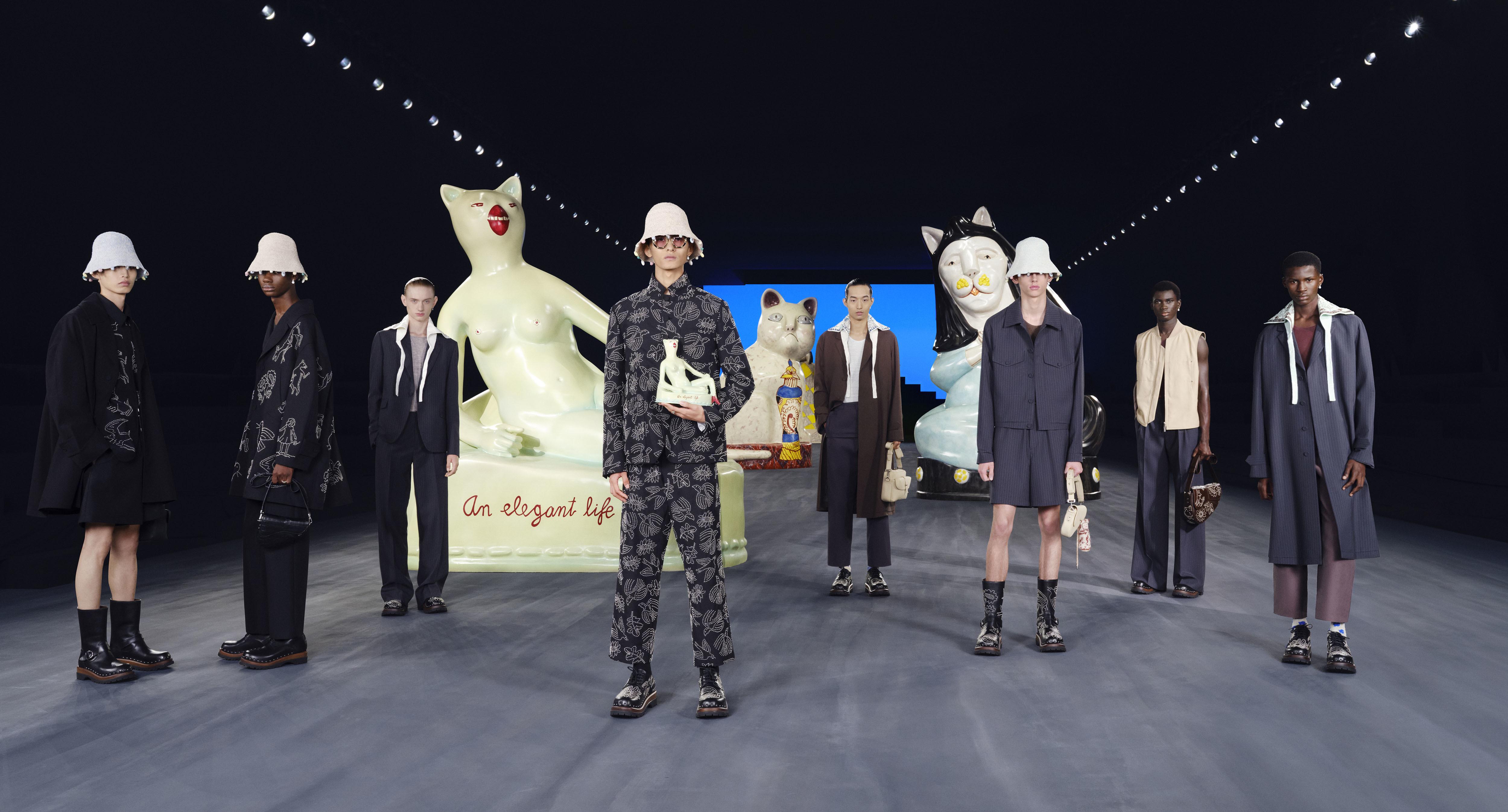 穿梭於巨大而迷人的陶瓷雕塑間的 Dior 2005 男裝大秀，品牌秉承取材 Hylton Nel 為靈感的主題。