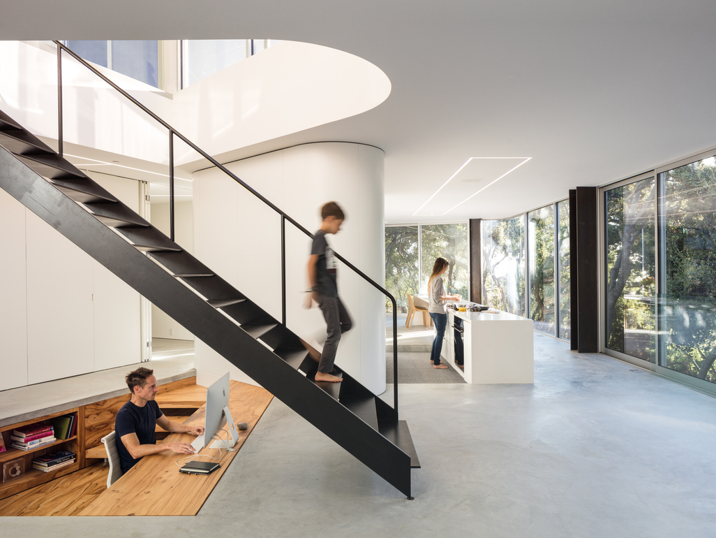 挑空、下沉与直线、圆弧交错的设计手法，为宽敞舒适的开放公共场域，注入丰富多样表情，亦 区隔出不同功能。